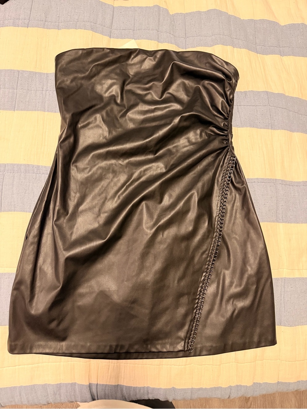 Zara Faux Leather Tube Mini
Dress Size L Black Chain
Detail New